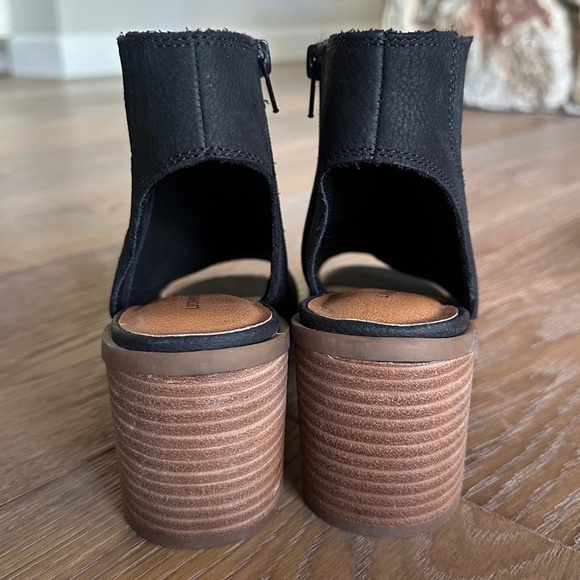 LUCKY BRAND Tovinna Block Heel Sandal In Black - Picture 6 of 12